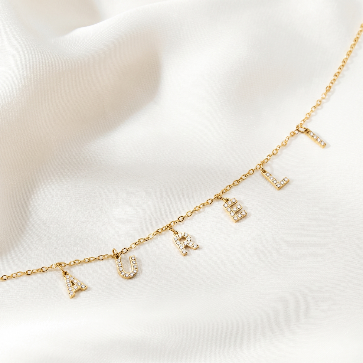 Collar de Nombre con Diamantes