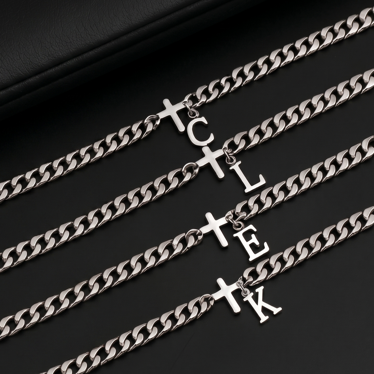 Nivora™ Initial- & Kreuz-Armband