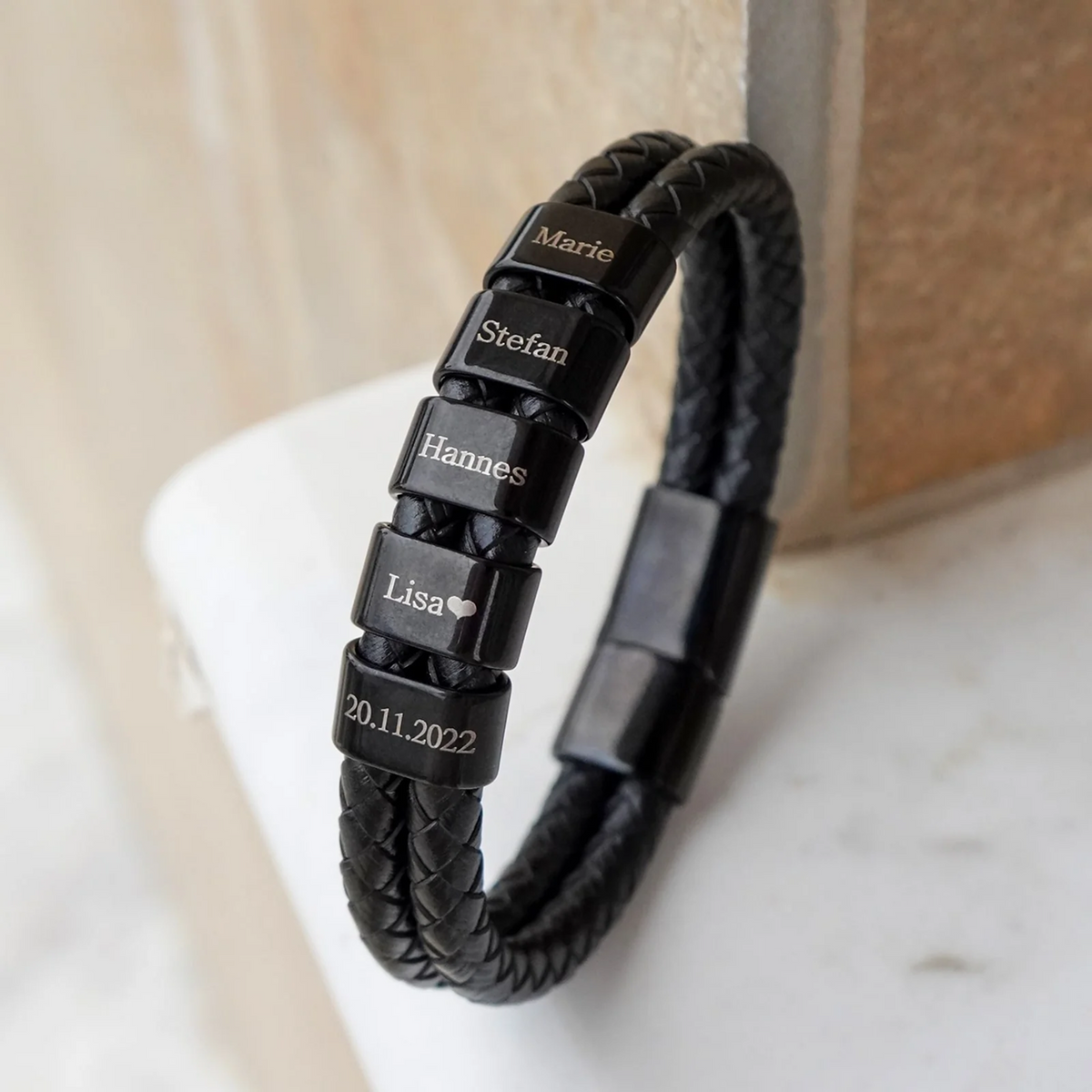 Pulsera de Cuero con Cuentas Grabadas