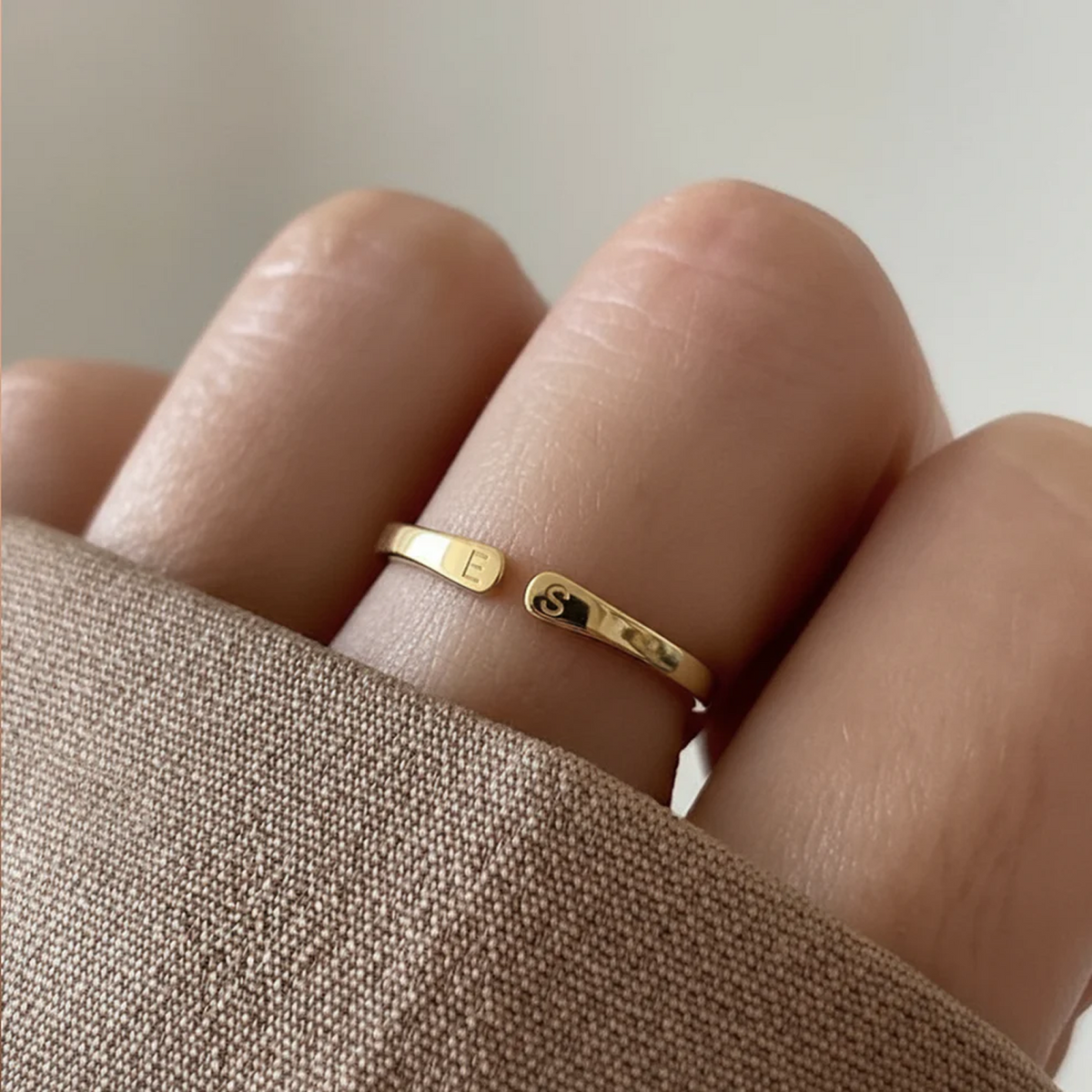 Anillo de Iniciales Ajustable — Whisper