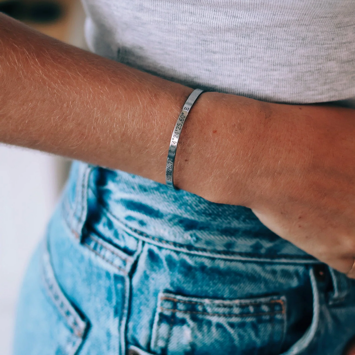 Gravierter Armreif aus Silber