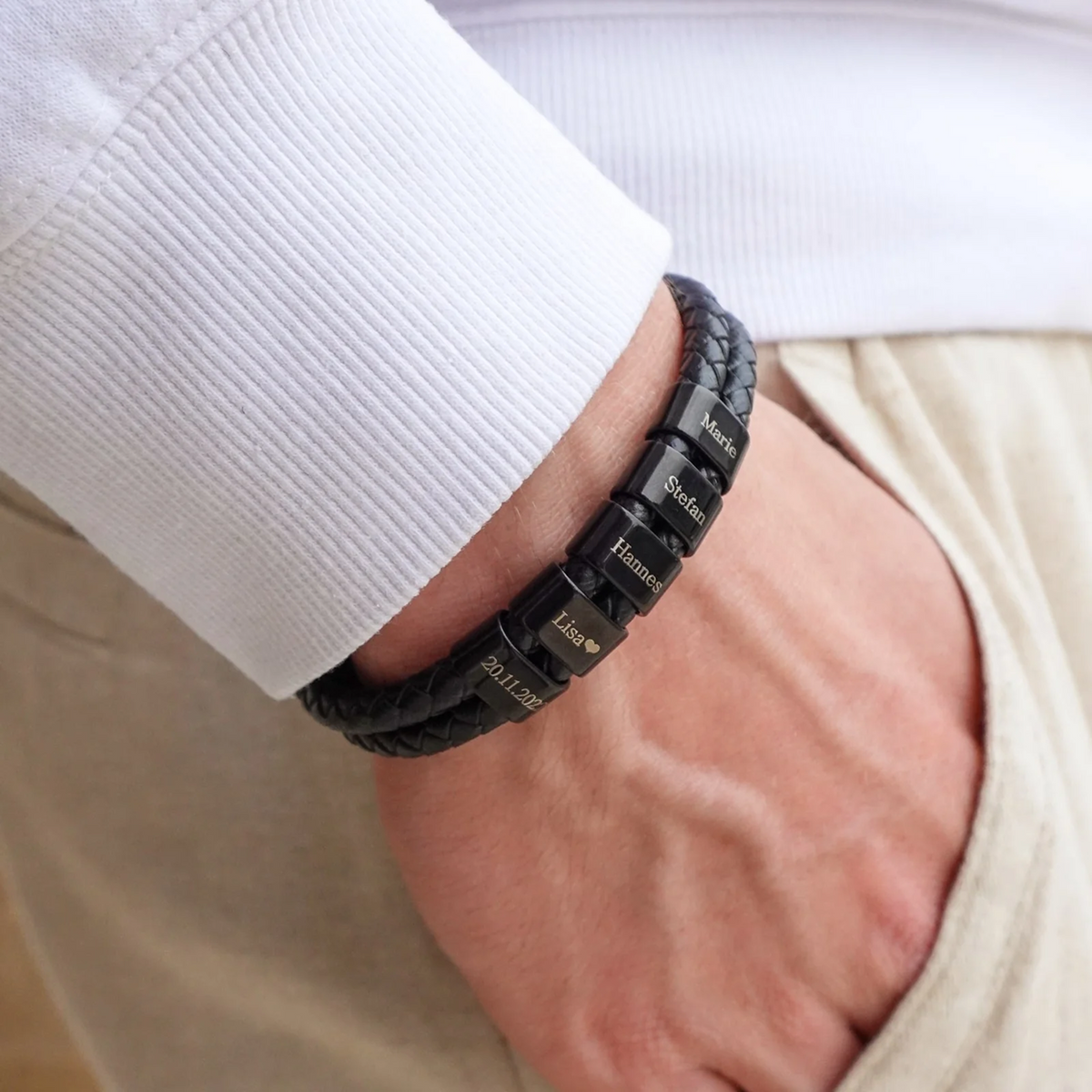 Pulsera de piel con cuentas grabadas