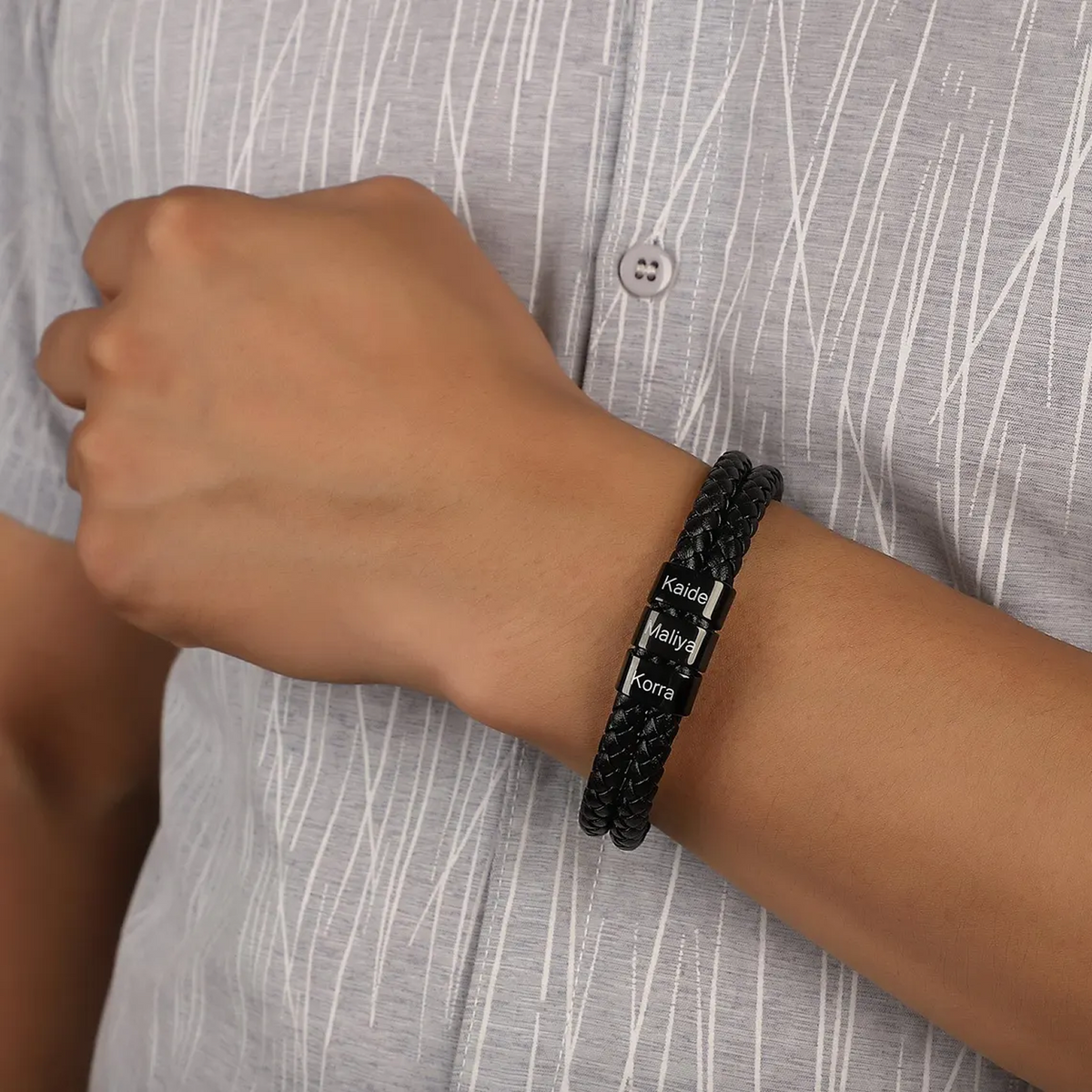 Pulsera de piel con cuentas grabadas